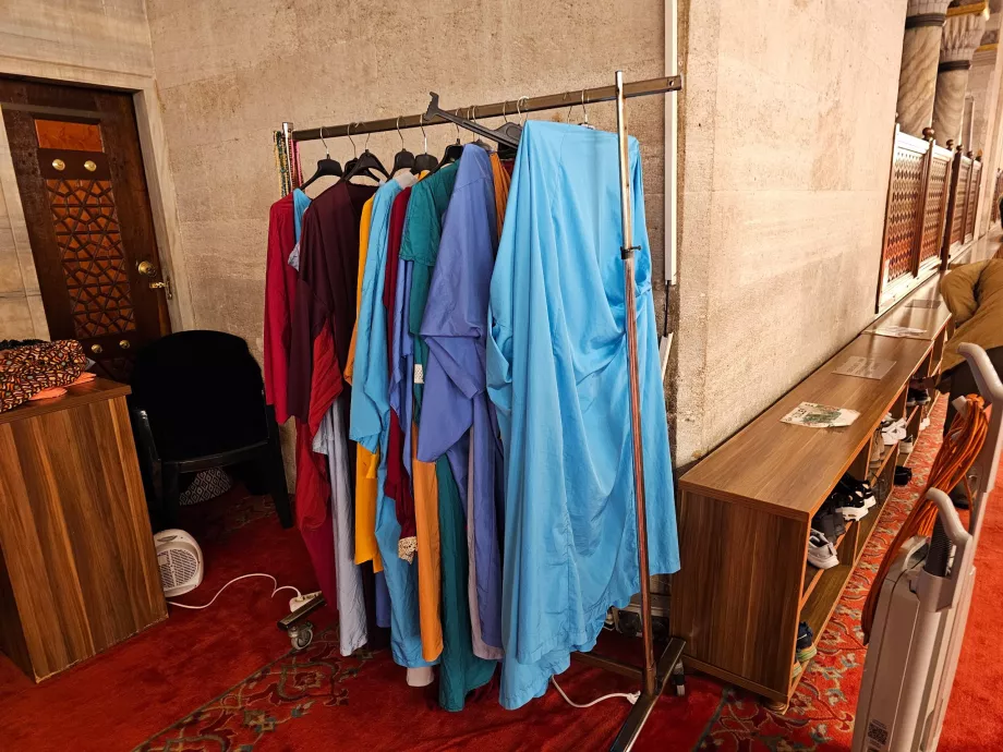 Süleyman Camii, cübbe kiralama