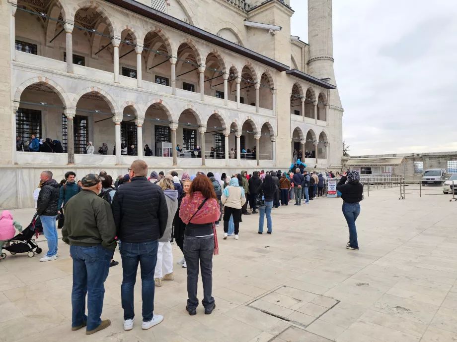 Sultanahmet Camii'ne giriş kuyruğu