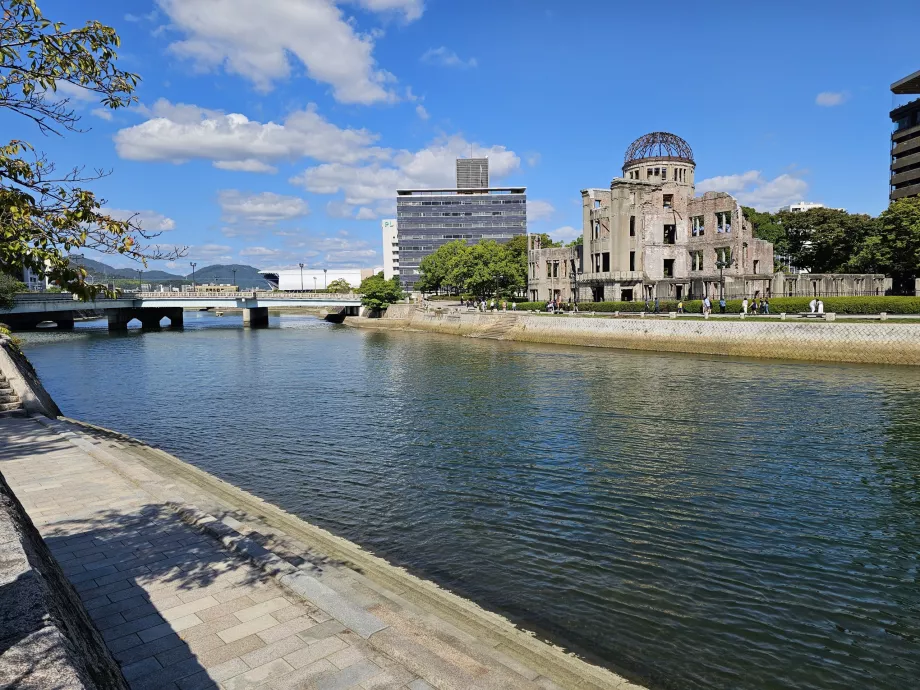 A-Bomb Dome'un parktan görünümü
