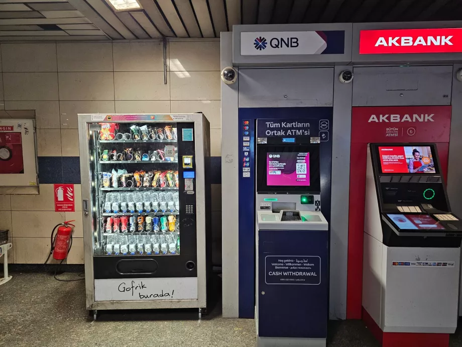 Metro istasyonlarında ATM'ler ve içecek ve atıştırmalık otomatları