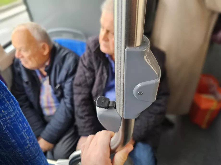 USB bağlantı noktaları ve "Durdur" düğmesi