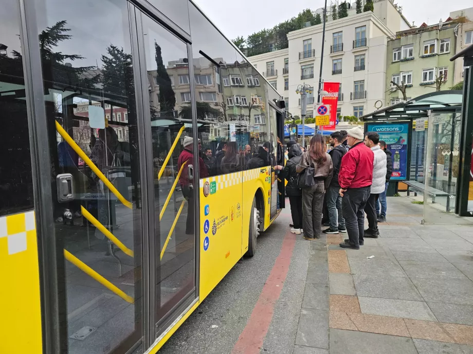 Otobüse sadece ön kapıdan binmek