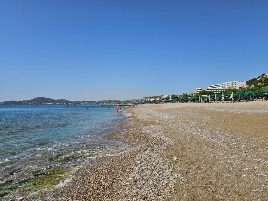 Şehrin eteklerindeki Faliraki ana plajı