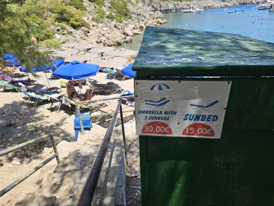 Anthony Quinn plajındaki şezlongların fiyatları