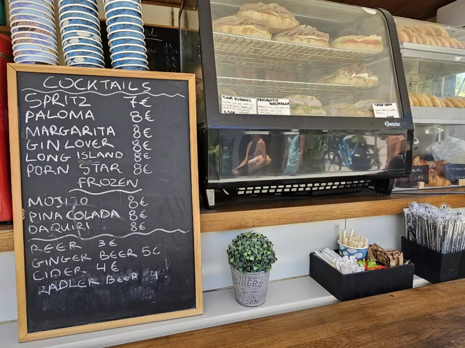 Anthony Quinn Plajı'nda içecek fiyatları