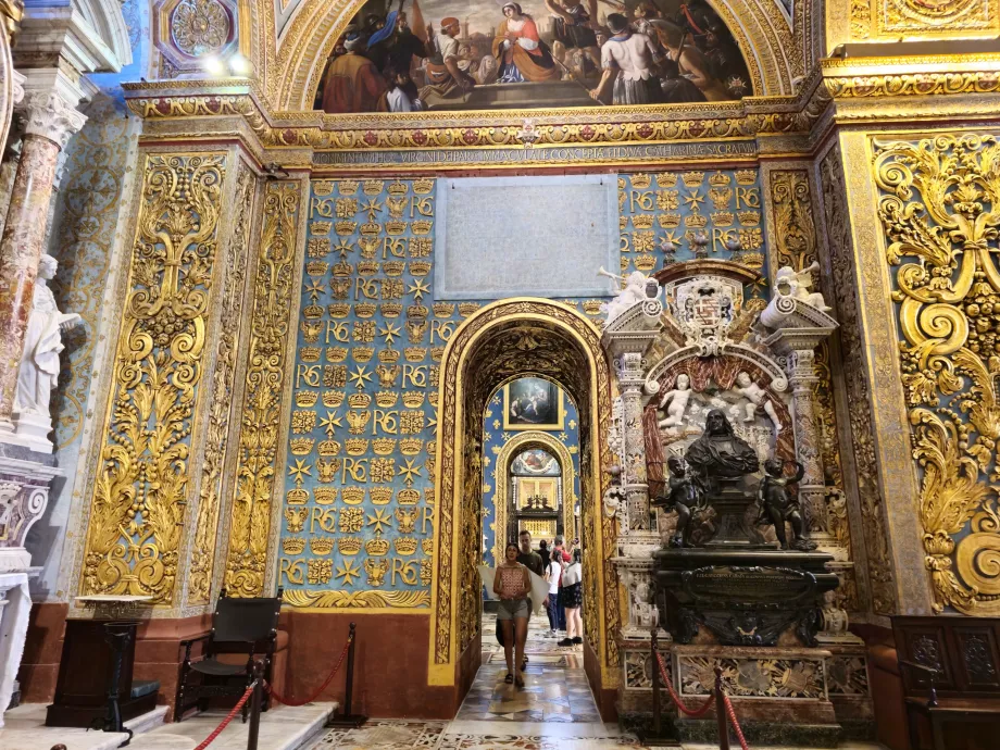 Katedralin yan koridorları