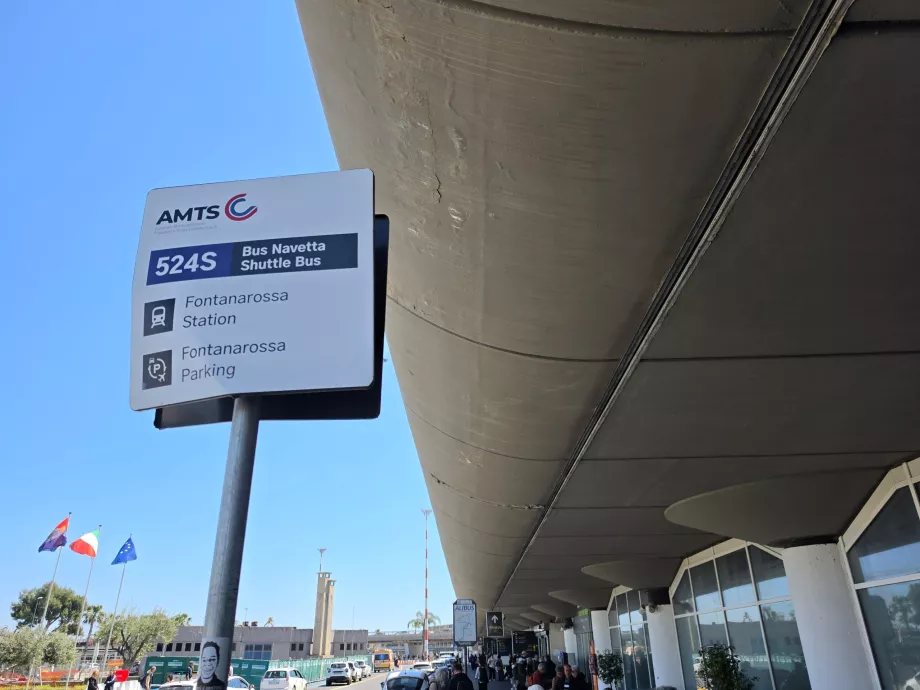 Tren istasyonu yönünde servis otobüsü durakları
