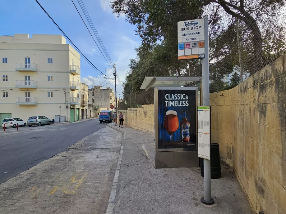 Malta'da otobüs durağı
