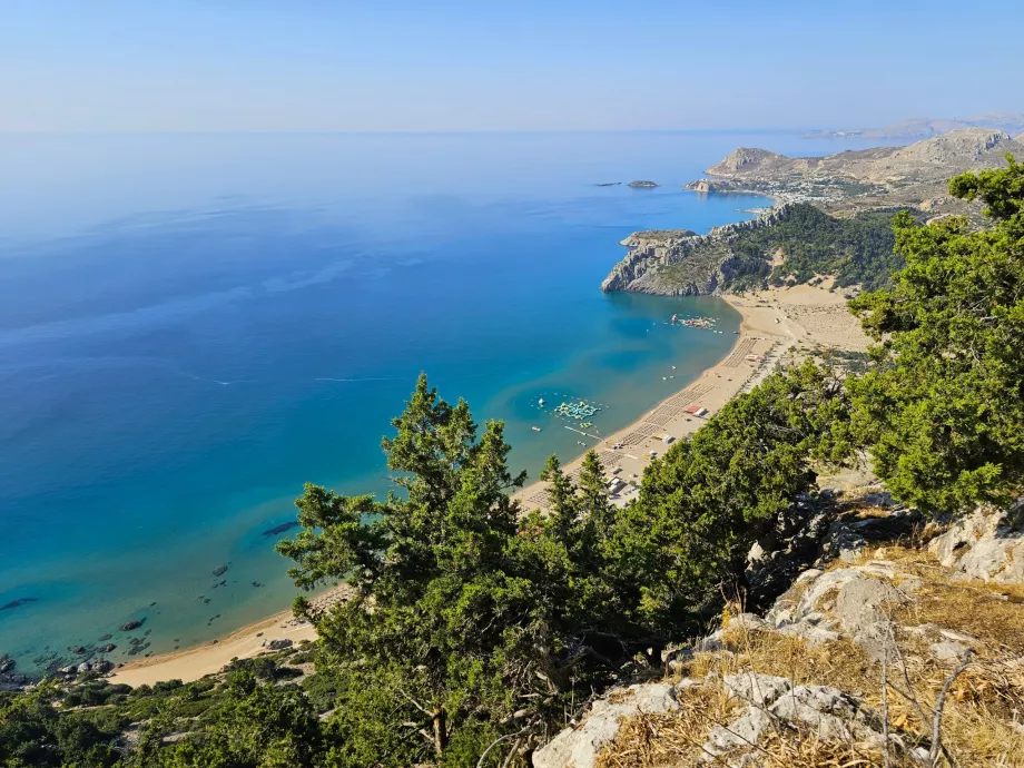 Tsambika sahilindeki Meryem Ana Manastırı'ndan görünüm
