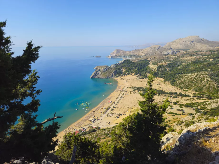 Tsambika sahilindeki Meryem Ana Manastırı'ndan görünüm