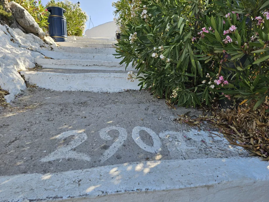 Meryem Ana Manastırı'na çıkan merdivenler