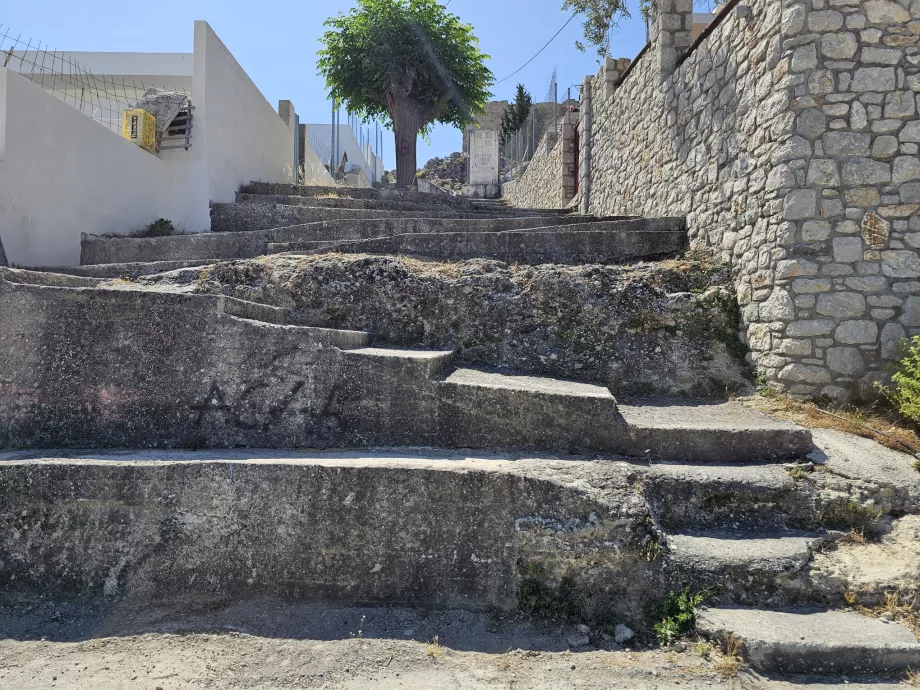 Archangelos Kalesi'ne çıkan merdivenler