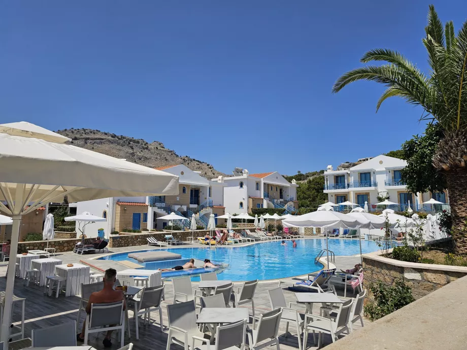 Pefki, tatil köyleri