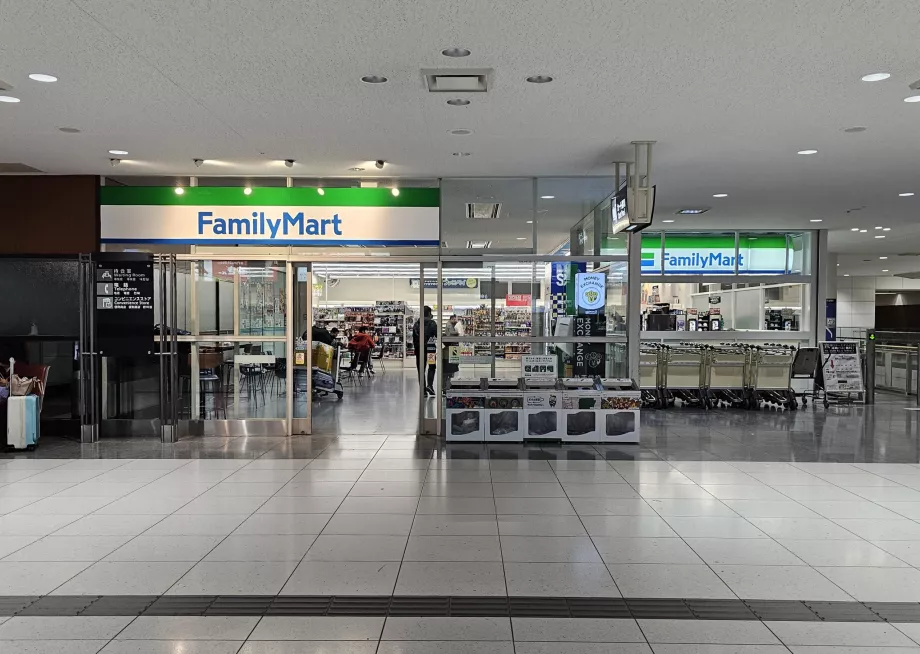 Tren platformunun yanındaki Family Mart