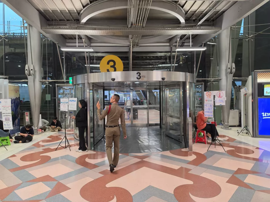 BKK Havalimanı'nda servis otobüsüne binin