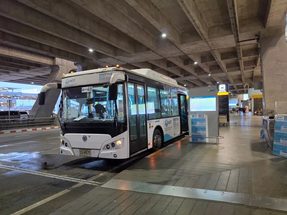 BKK Havalimanı'ndaki servis otobüsü durağı