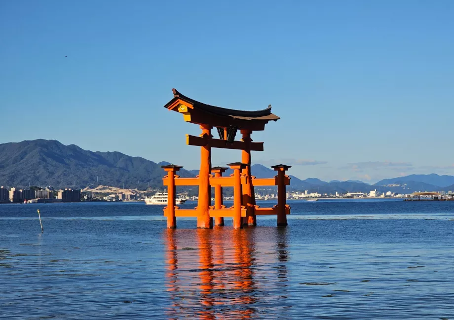Yüksek gelgitte Torii Kapısı