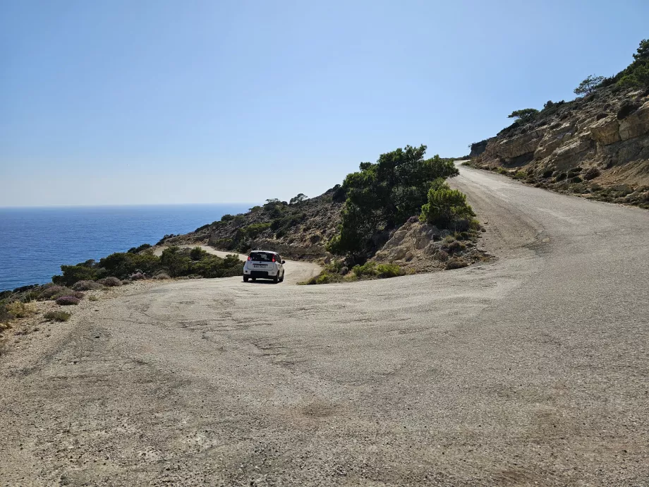 Fourni plajına giden yol