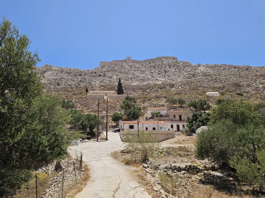 Chalki kalesinin altındaki Chorio köyü