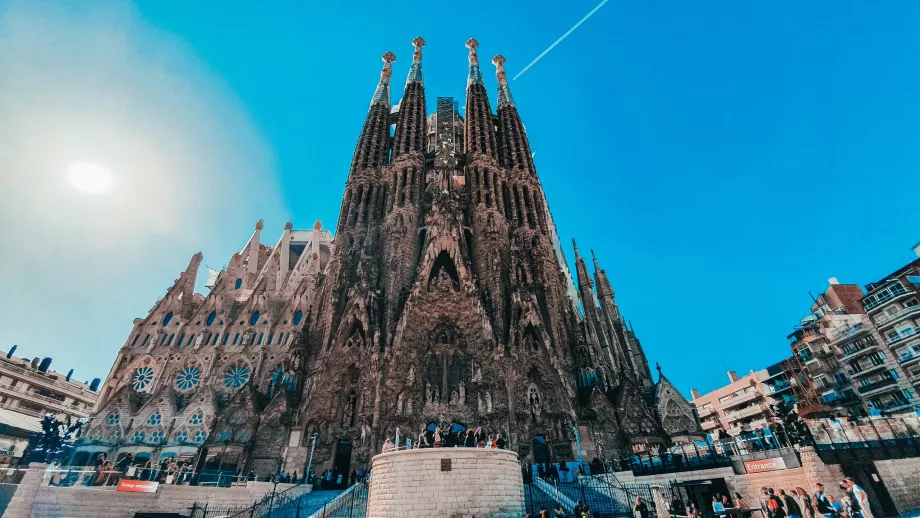 Sagrada Familia'nın dış cephesi