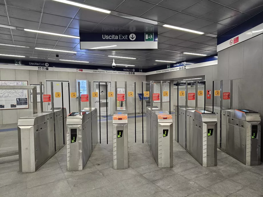 Metrodan çıkarken turnikeler