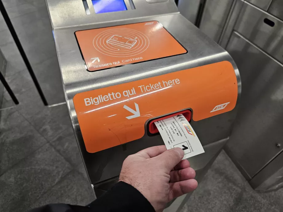 Turnikeye bilet yerleştirme