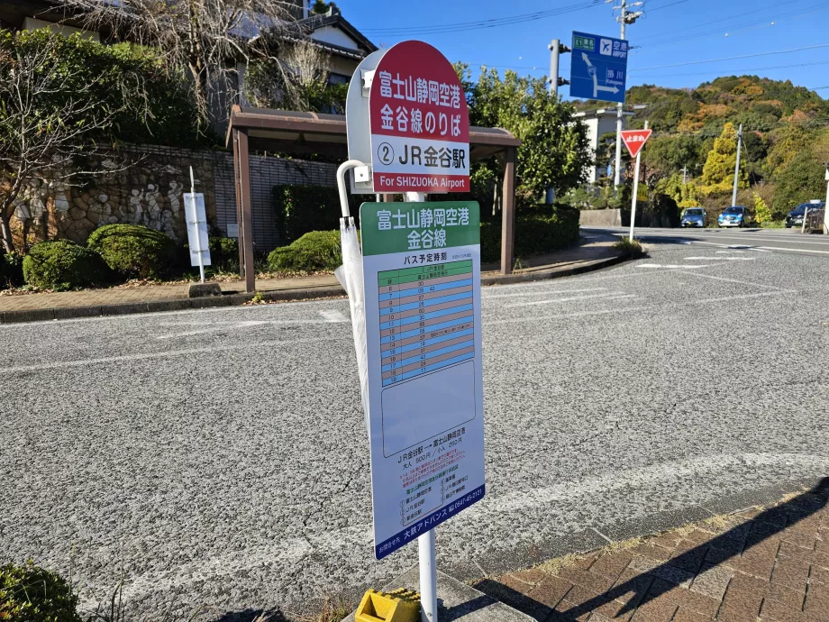 Trenin yanındaki otobüs durağı