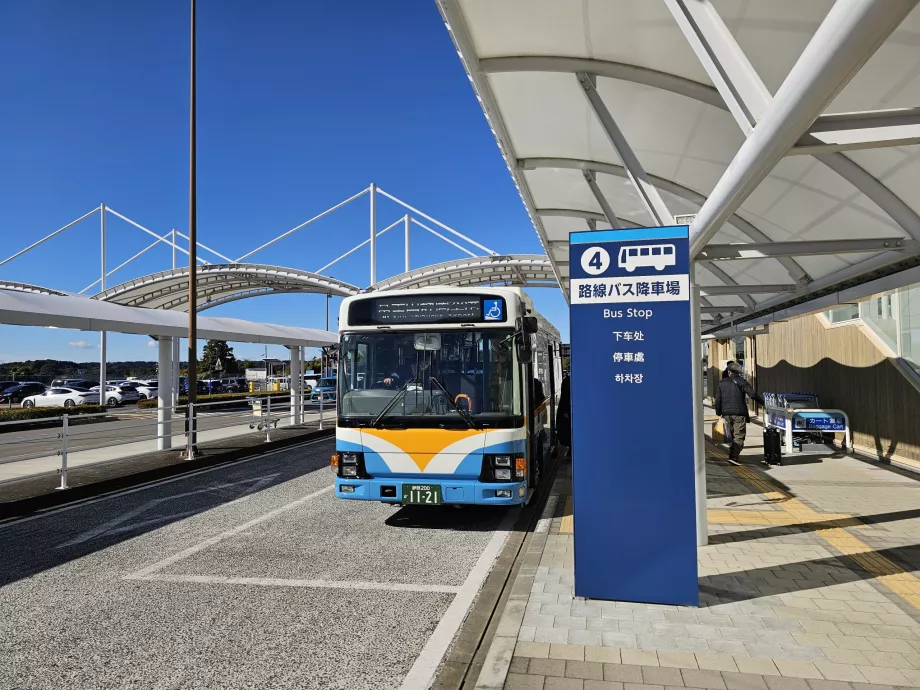 Terminalin önündeki otobüs durağı