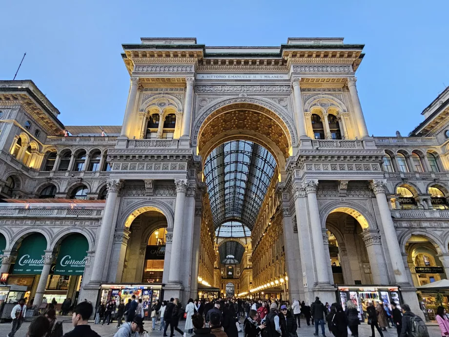 Galleria Vittorio Emanuele II akşamın erken saatlerinde