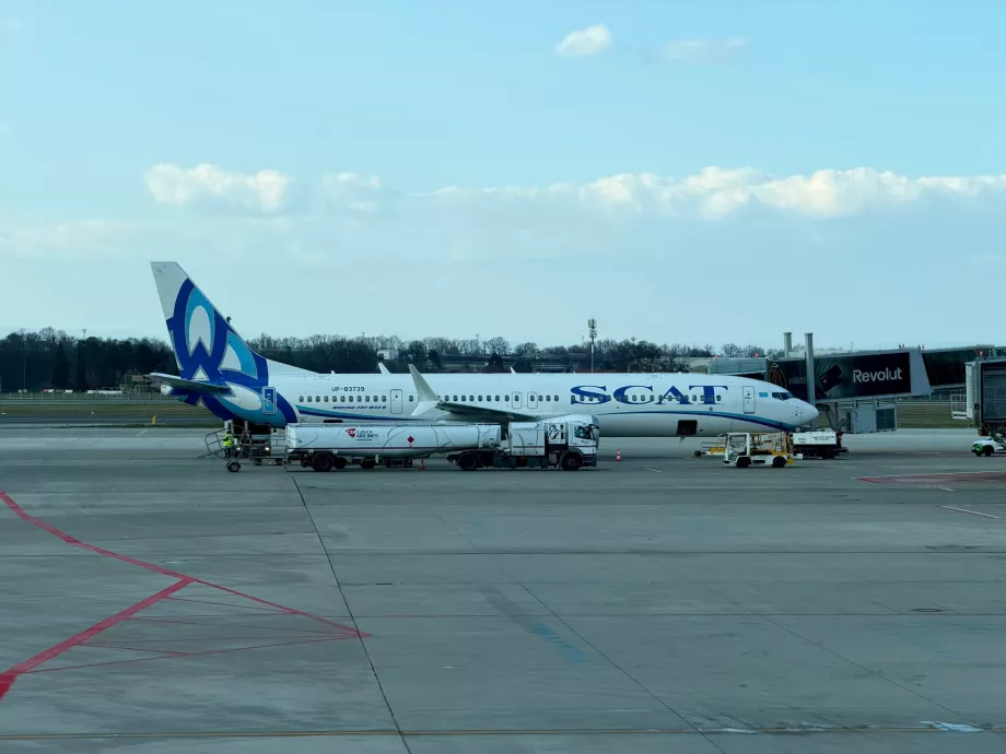 SCAT uçağı PRG havaalanında Boeing 737