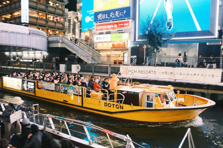 Dotonbori Nehri üzerinde yolculuk