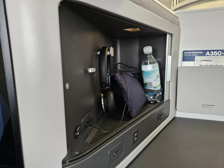 Kulaklık, su ve ikram seti