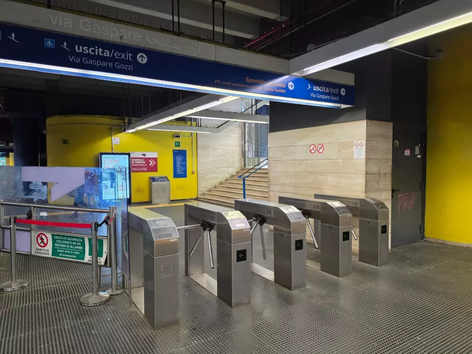 Metro istasyonundan çıkış