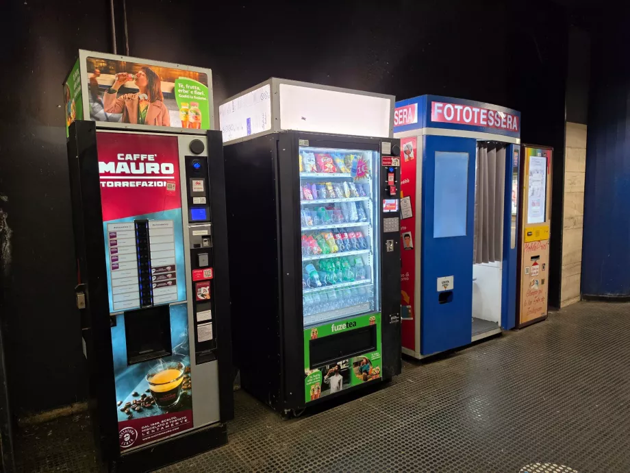 Metro istasyonlarındaki atıştırmalık makineleri ve fotoğraflar