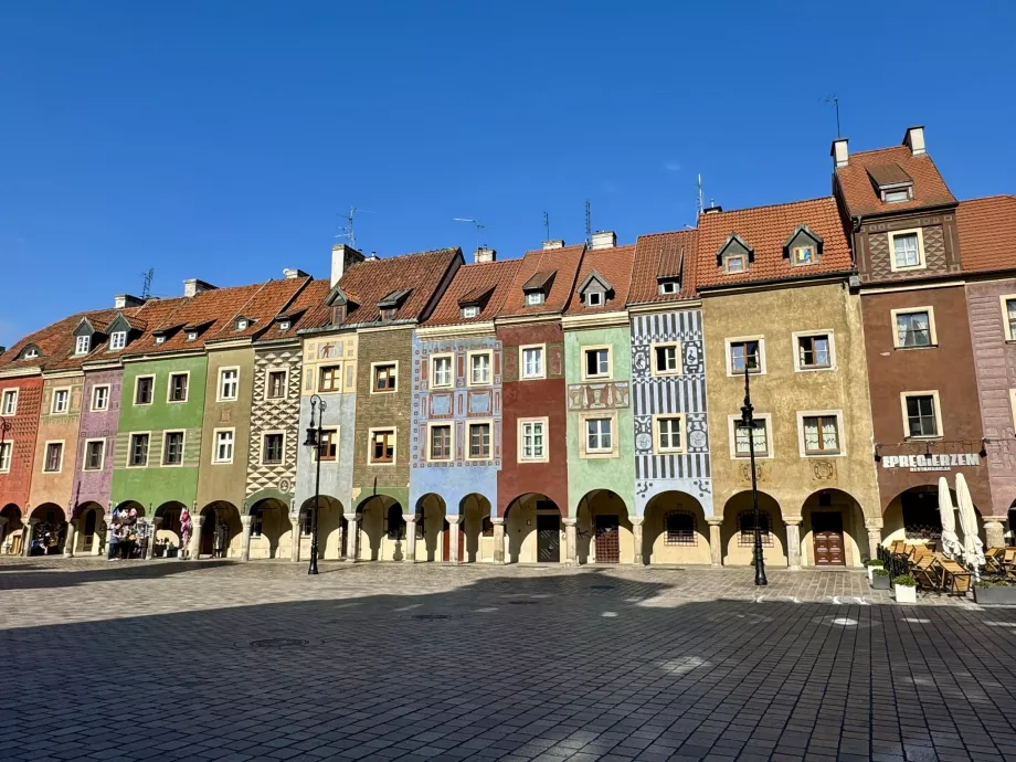Poznan'da Stary Rynek üzerindeki renkli evler