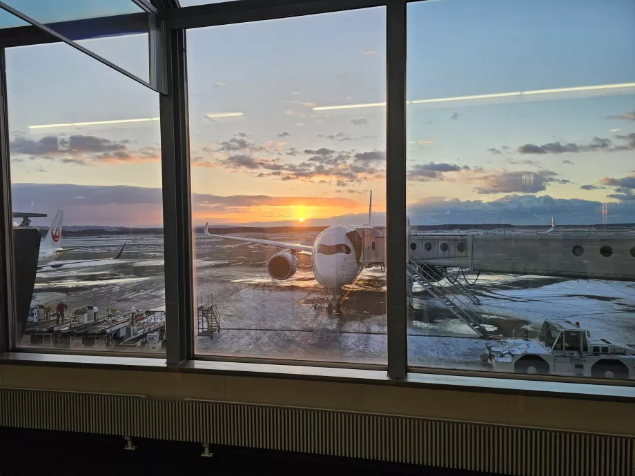 Transit bölgesinden havalimanı alanının görünümü