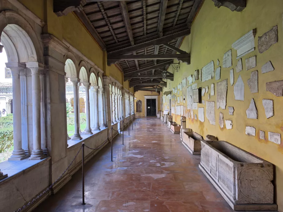 Duvarların arkasındaki Aziz Paul Bazilikası, manastır bahçesi