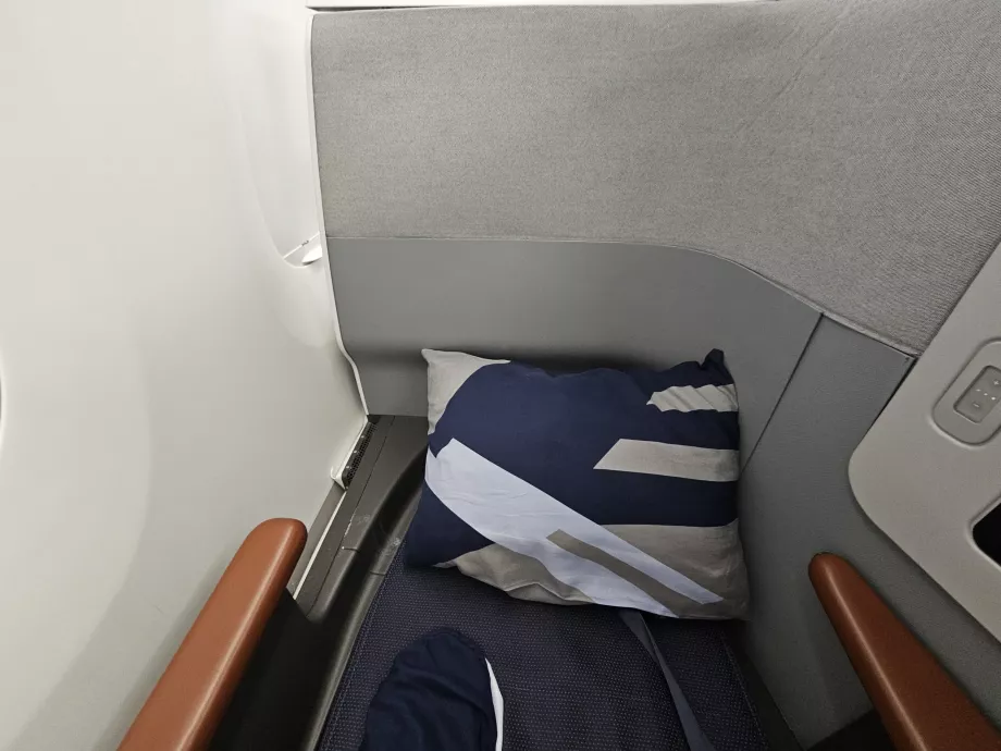 Katlanabilir yatak üzerinde yastık