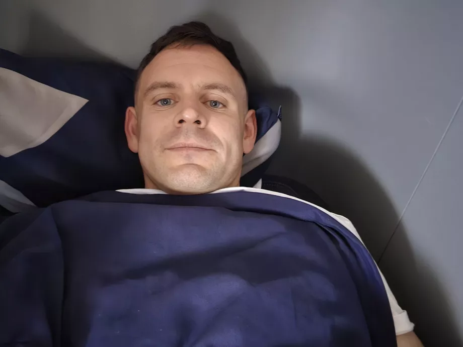 Christopher yatakta yatıyor.