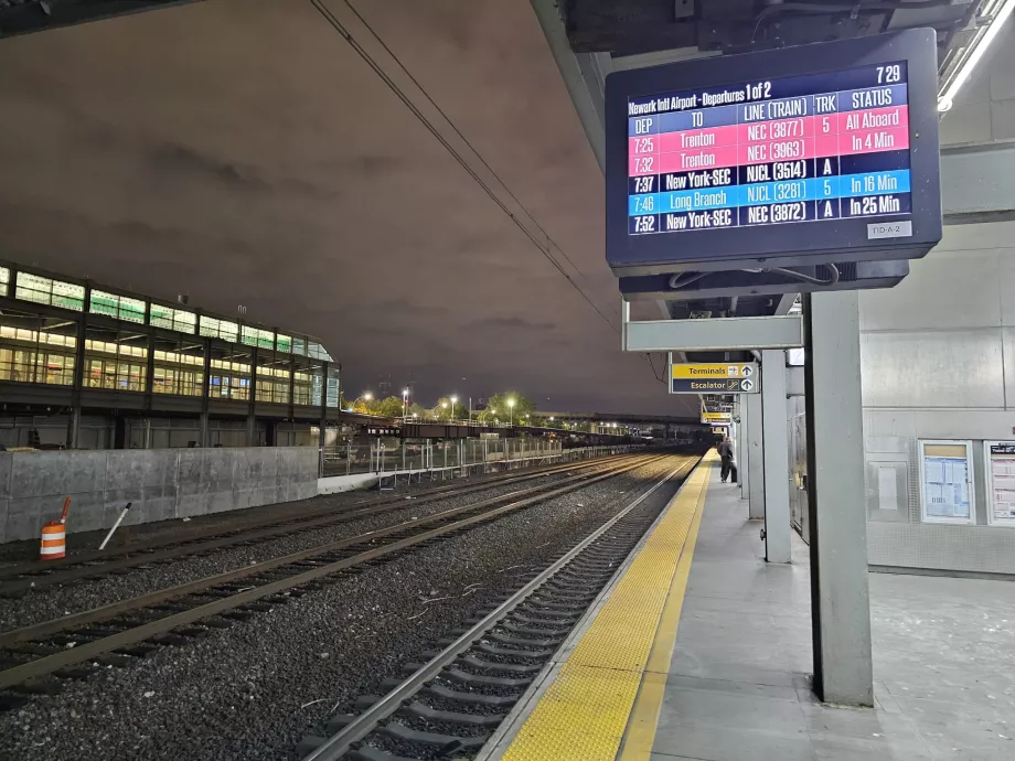 Newark tren istasyonunda peron ve kalkış panosu