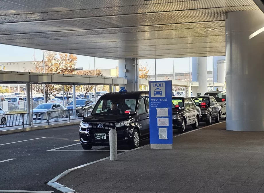 Terminal 1'in önündeki taksi durağı