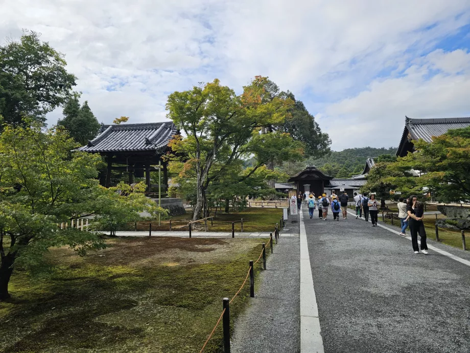 Kinkakuji Tapınağı'na giriş