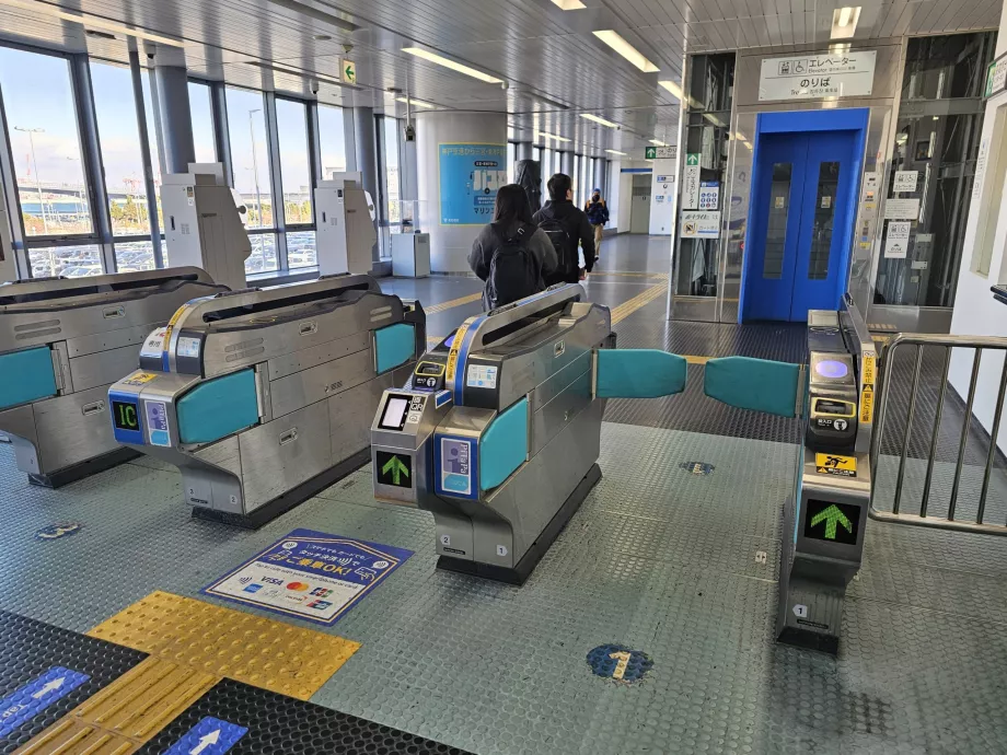 Platform girişindeki turnikeler