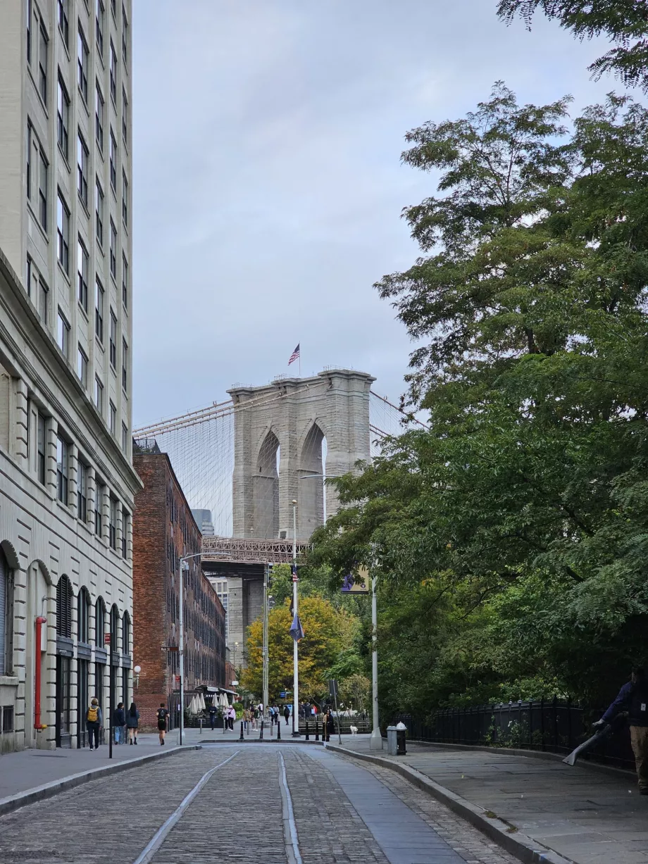 Dumbo'dan Brooklyn Köprüsü'nün görünümü