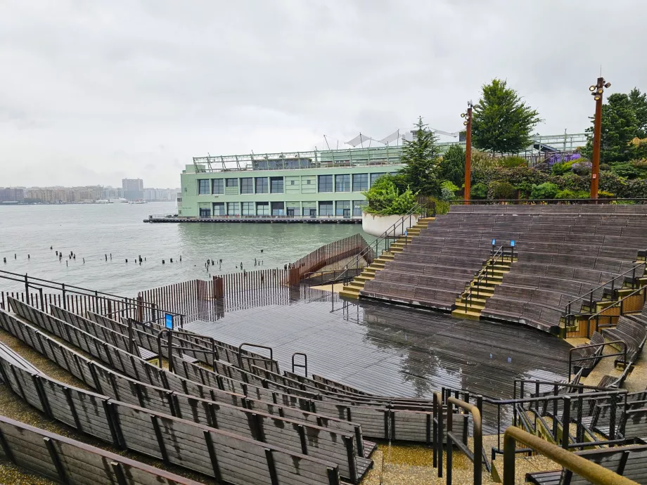 Küçük Ada, amfitiyatro