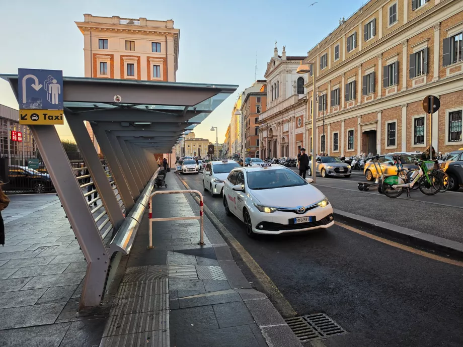 Roma Termini istasyonunun önündeki taksi durağı