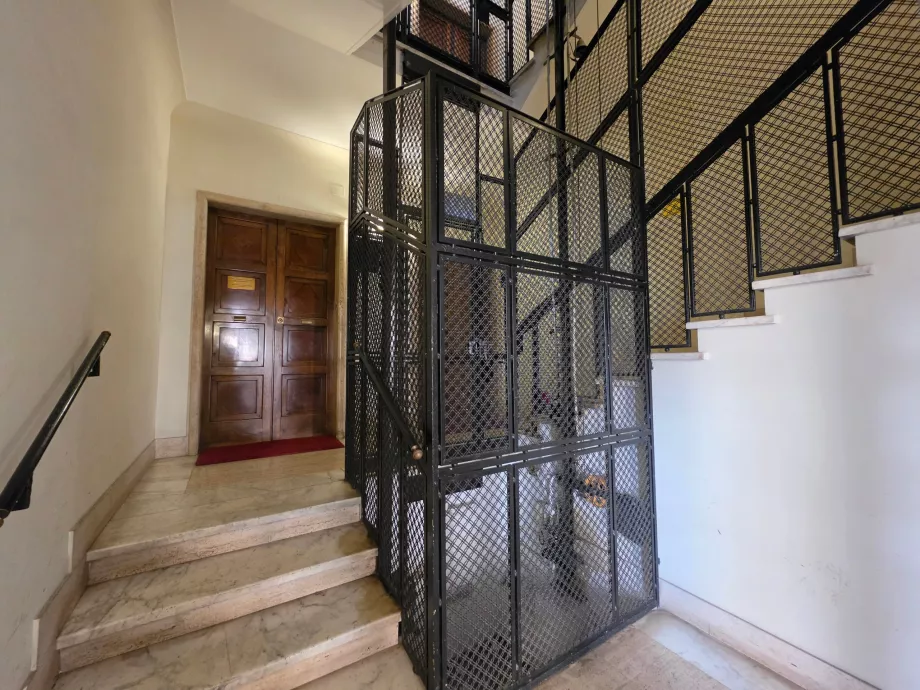 Hotel Domus Giulia 1. katta yer almaktadır