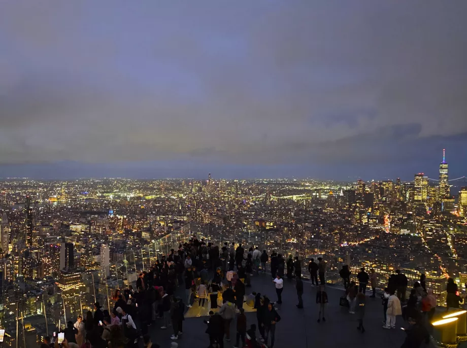 "The Edge" gözetleme noktası gece