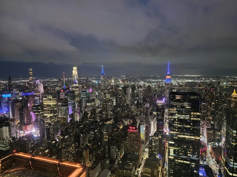 "The Edge" gözetleme noktası gece