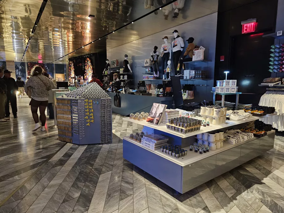 "The Edge" çıkışındaki hediyelik eşya dükkanı